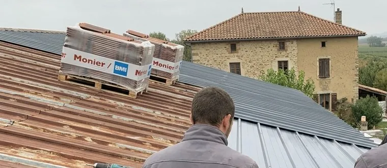 Couvreur de Valloir Toiture sur un toit : ancienne tôle rouillée, bac acier neuf et palettes de tuiles, ferme en pierre de la Valloire au fond