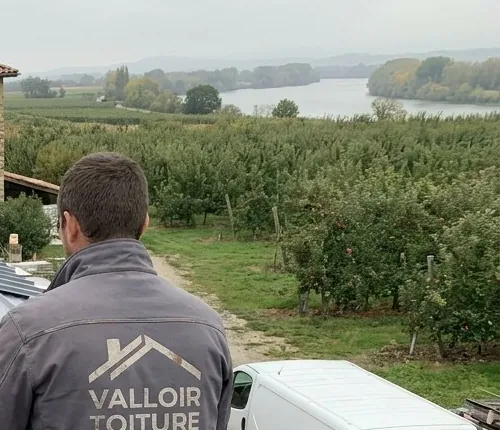Vergers de pommiers et Rhône vus depuis un chantier de toiture près de Saint-Rambert-d'Albon